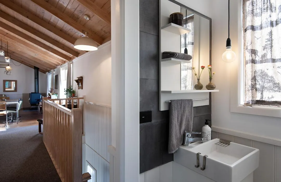 Hepburn Treehouse-1